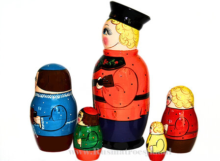 Zijkant van de traditionele Russische matroesjka familie bestaande uit 5 mannen