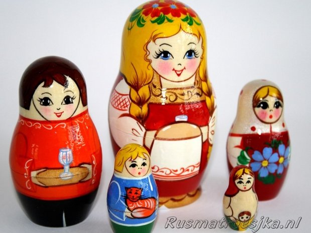 Matroesjka 'Russisch meisje met brood', 5-delig
