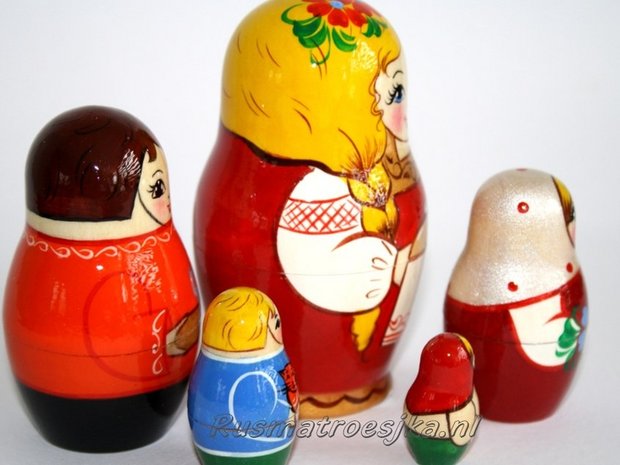 Matroesjka 'Russisch meisje met brood', 5-delig